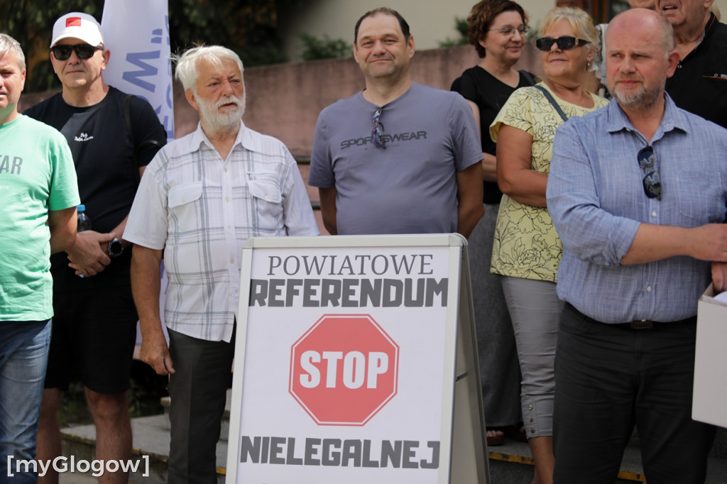 Zebrali podpisy pod referendum