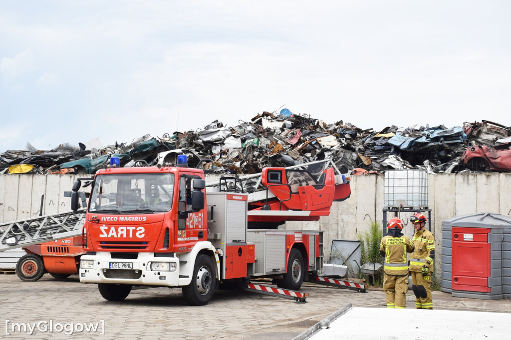 Pożar złomowiska w Głogowie. Akcja strażaków