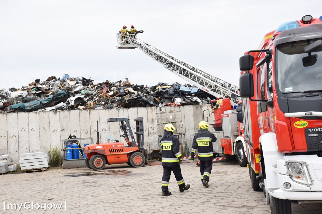 Pożar złomowiska w Głogowie. Akcja strażaków