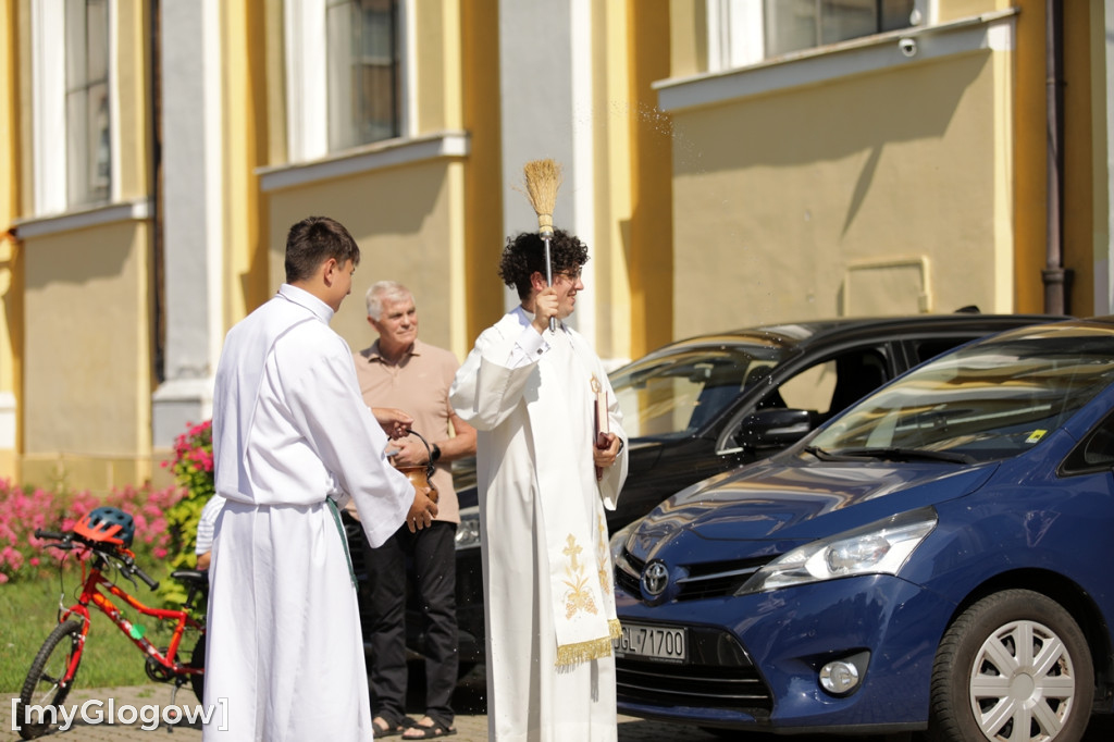 Święcenie pojazdów pod kościołem Bożego Ciała