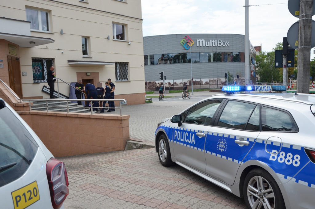 Interwencja policji pod bankiem