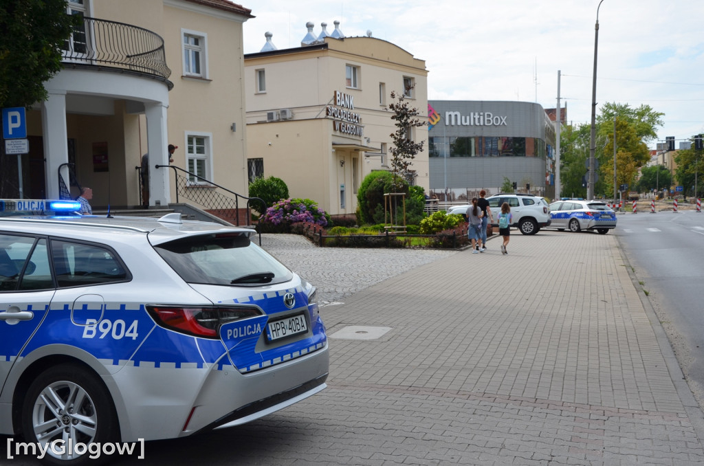 Interwencja policji pod bankiem
