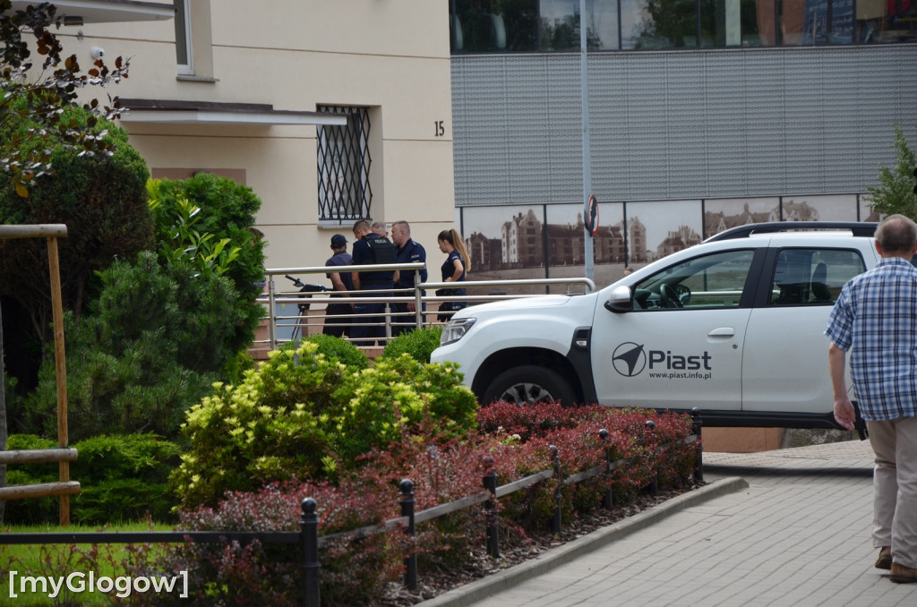 Interwencja policji pod bankiem
