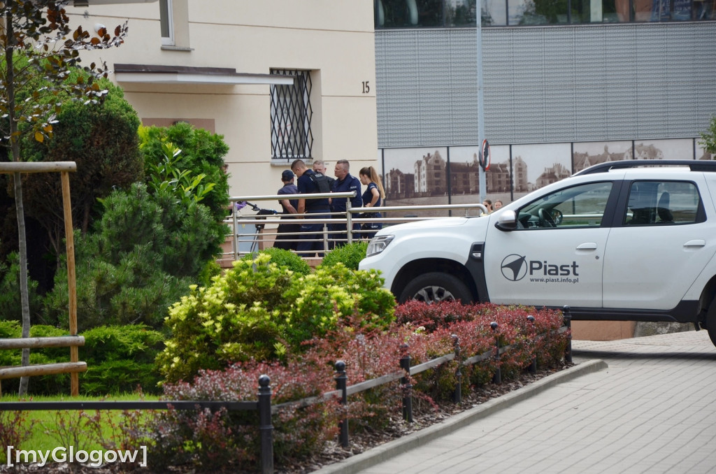 Interwencja policji pod bankiem
