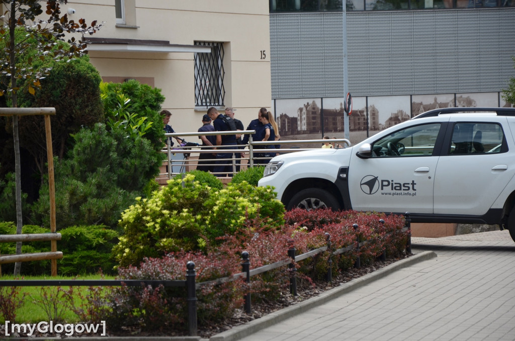 Interwencja policji pod bankiem