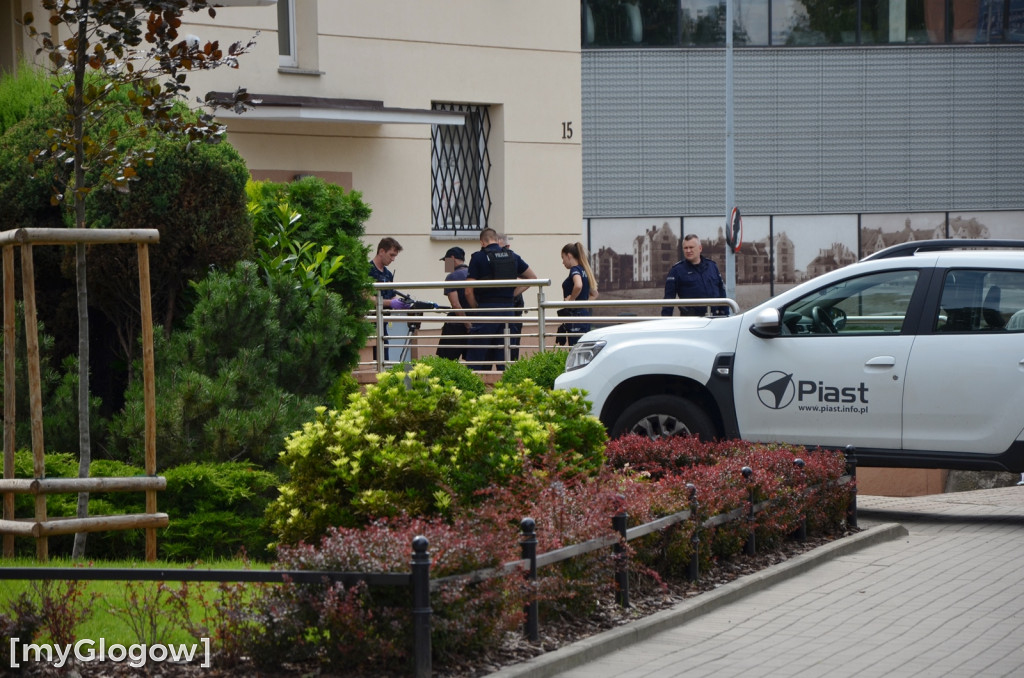 Interwencja policji pod bankiem