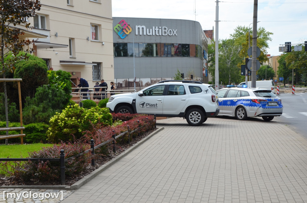 Interwencja policji pod bankiem