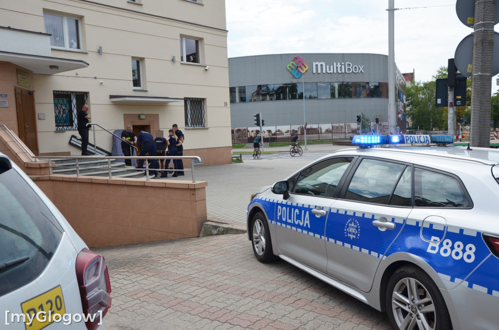 Interwencja policji pod bankiem