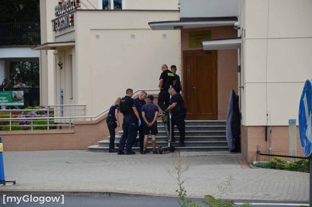 Interwencja policji pod bankiem