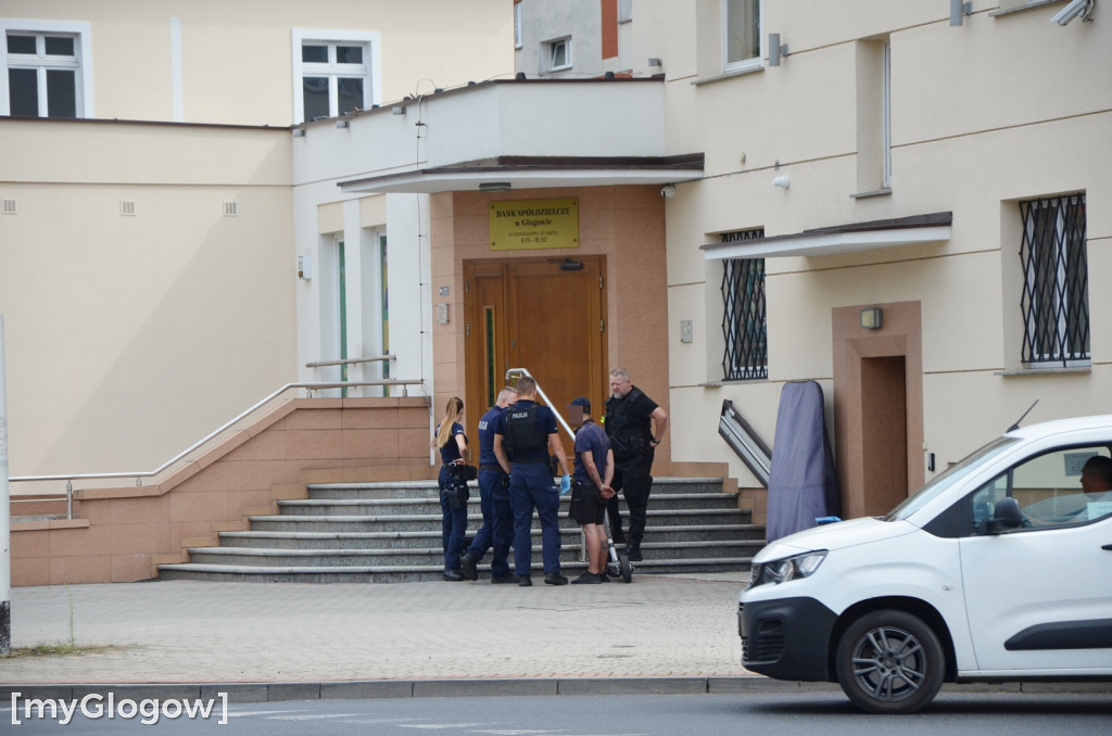 Interwencja policji pod bankiem