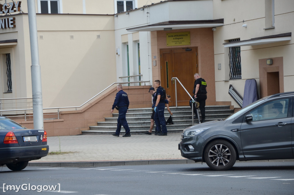 Interwencja policji pod bankiem