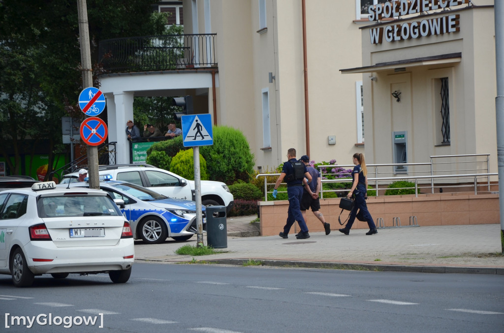 Interwencja policji pod bankiem