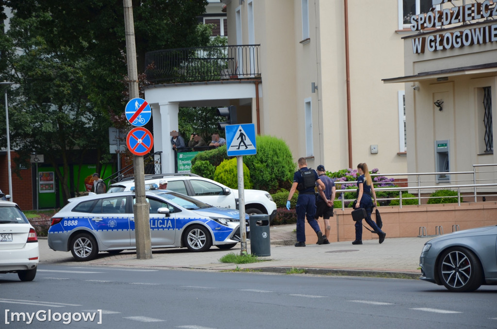 Interwencja policji pod bankiem