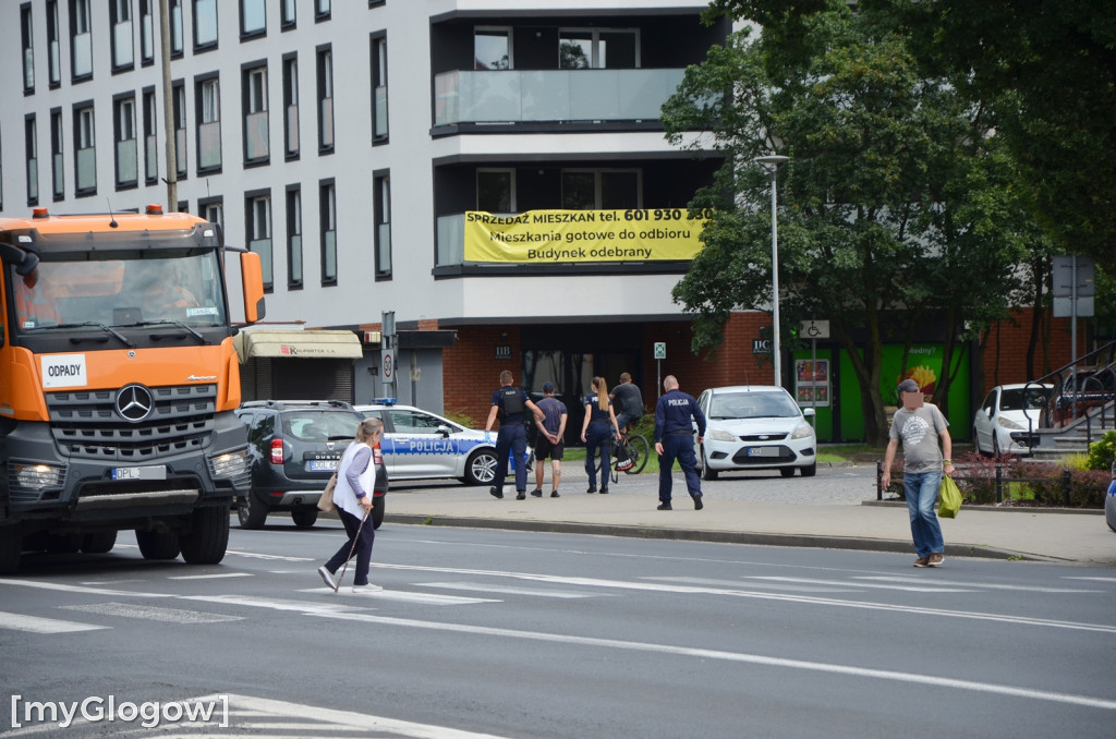 Interwencja policji pod bankiem