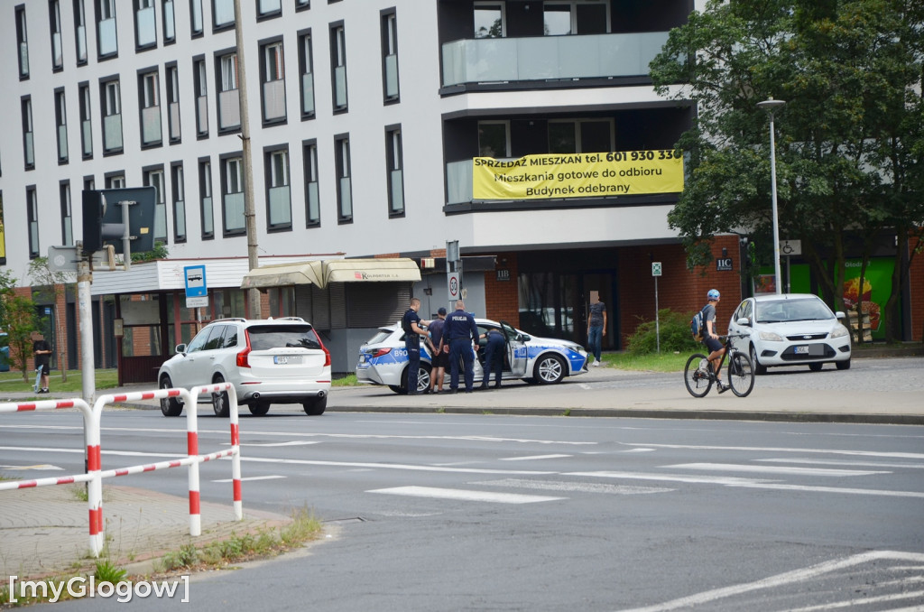 Interwencja policji pod bankiem