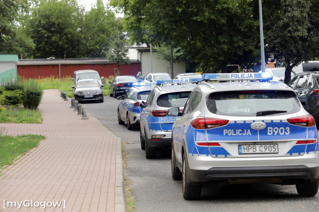 Akcja w Głogowie. Cztery radiowozy i karetka