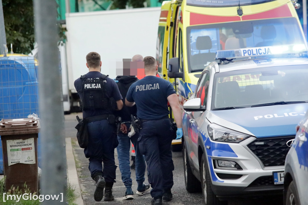 Akcja w Głogowie. Cztery radiowozy i karetka