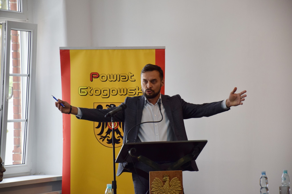 Sesja rady powiatu w sprawie imigrantów