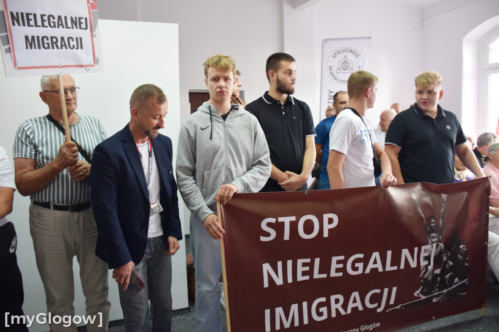 Sesja rady powiatu w sprawie imigrantów