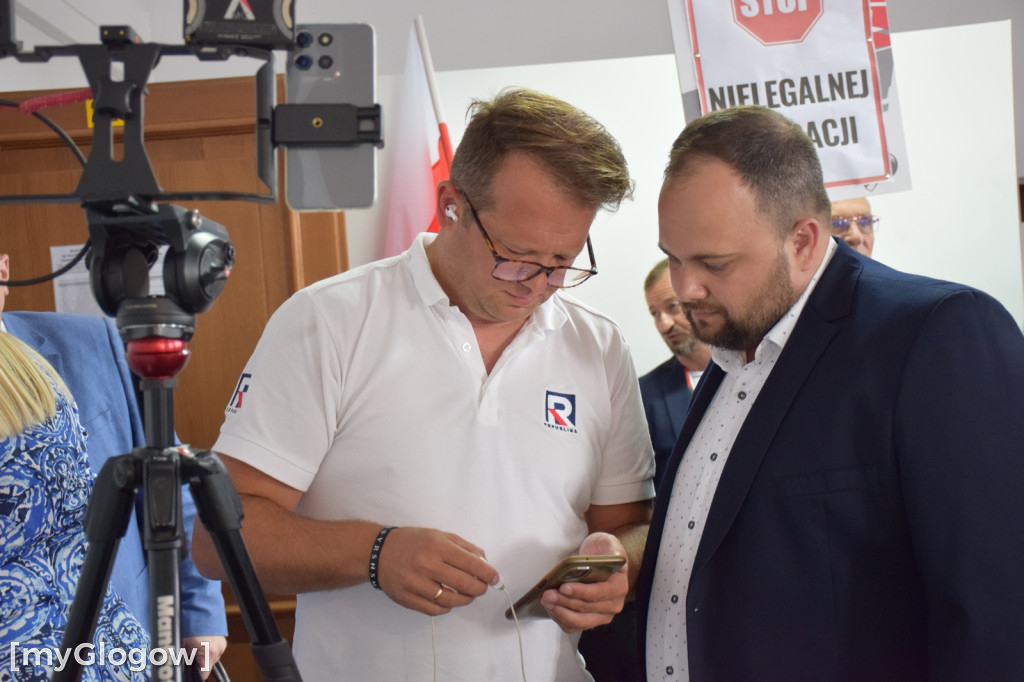 Sesja rady powiatu w sprawie imigrantów