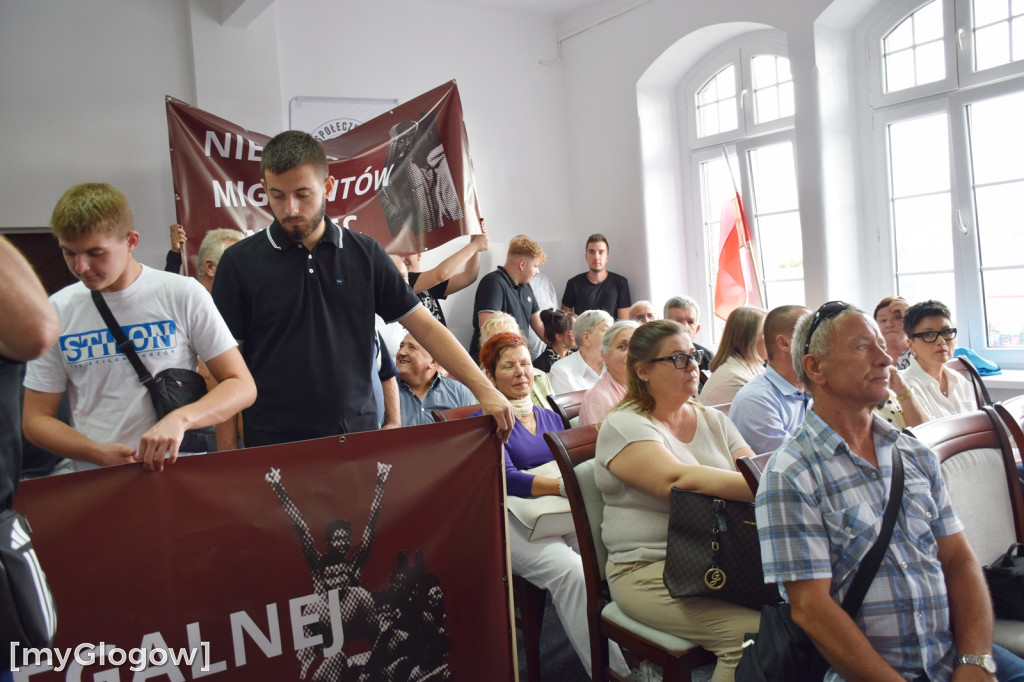 Sesja rady powiatu w sprawie imigrantów