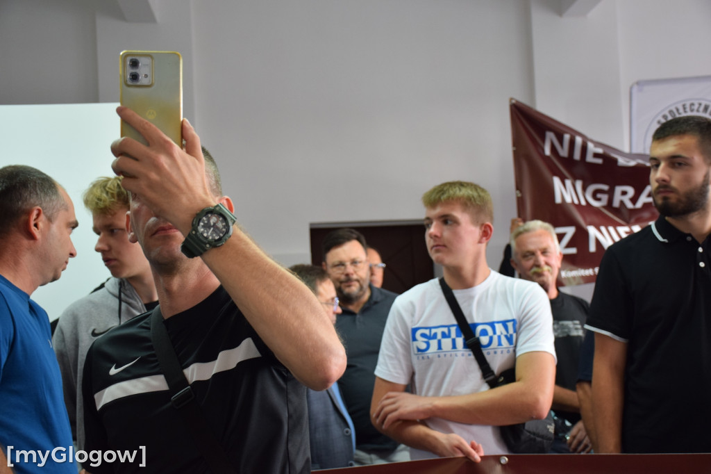 Sesja rady powiatu w sprawie imigrantów