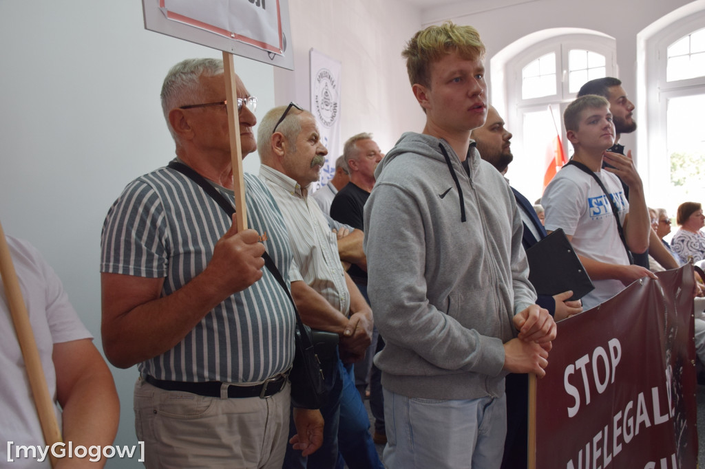 Sesja rady powiatu w sprawie imigrantów