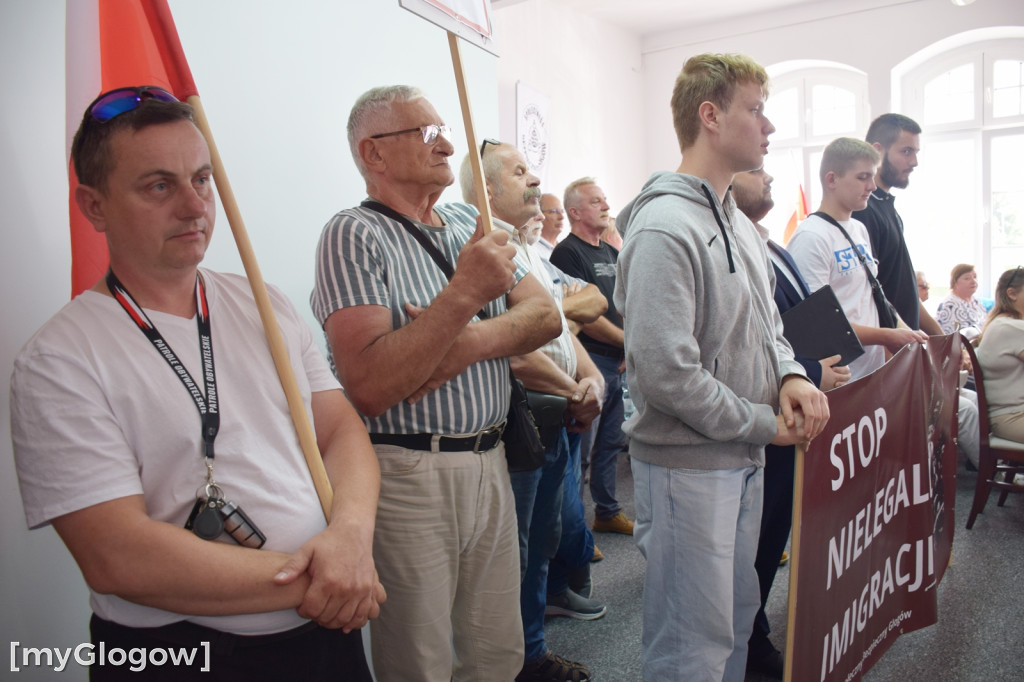 Sesja rady powiatu w sprawie imigrantów