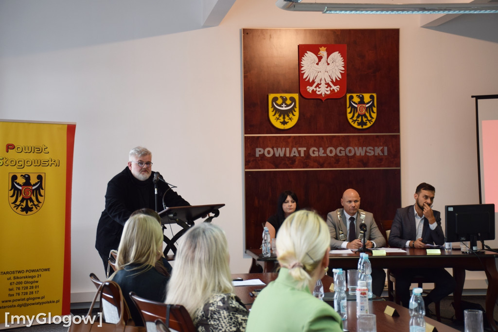 Sesja rady powiatu w sprawie imigrantów