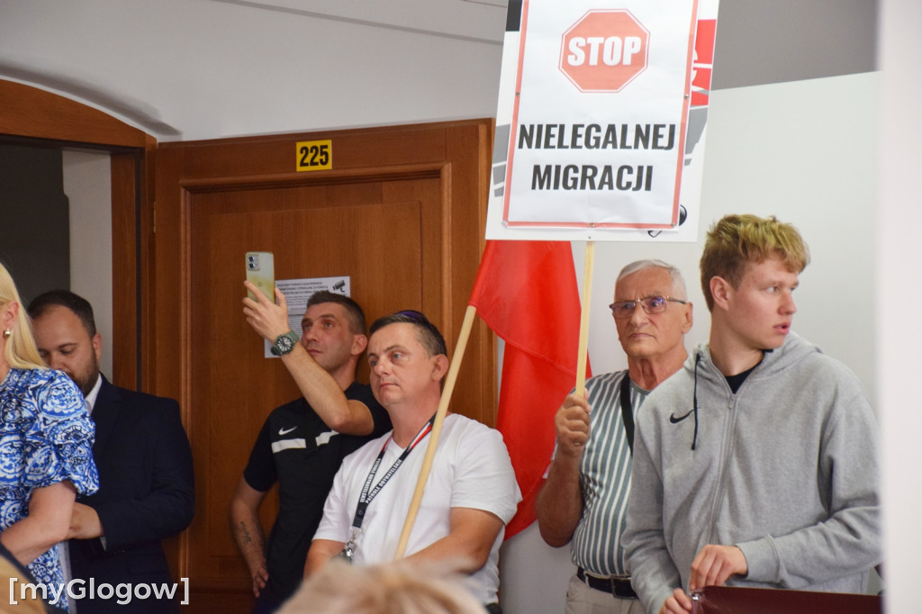 Sesja rady powiatu w sprawie imigrantów