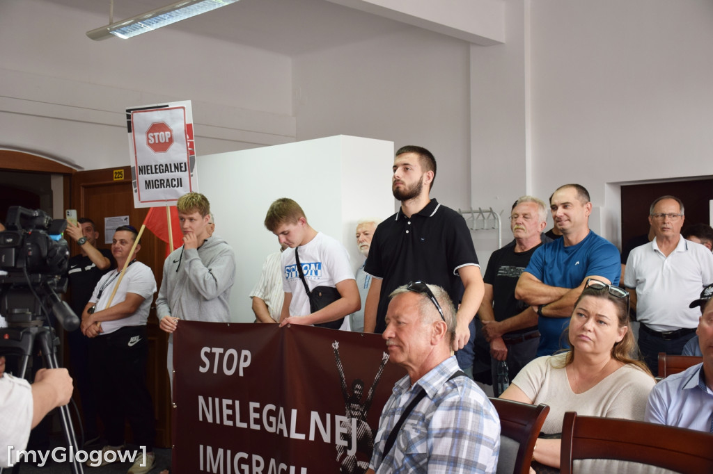 Sesja rady powiatu w sprawie imigrantów