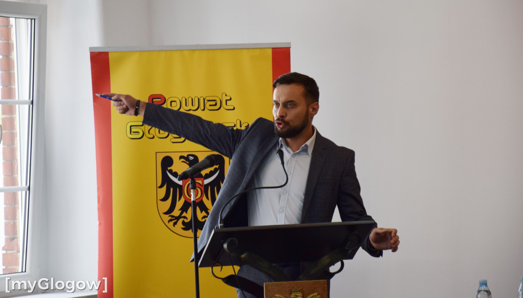 Sesja rady powiatu w sprawie imigrantów