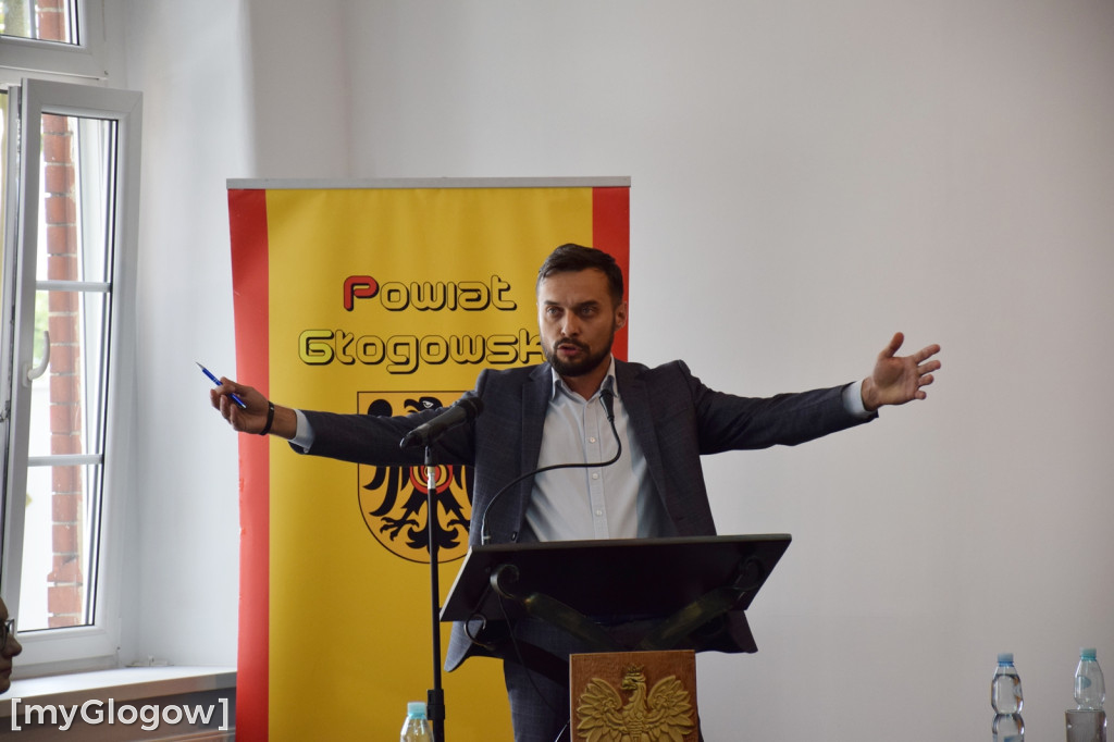 Sesja rady powiatu w sprawie imigrantów