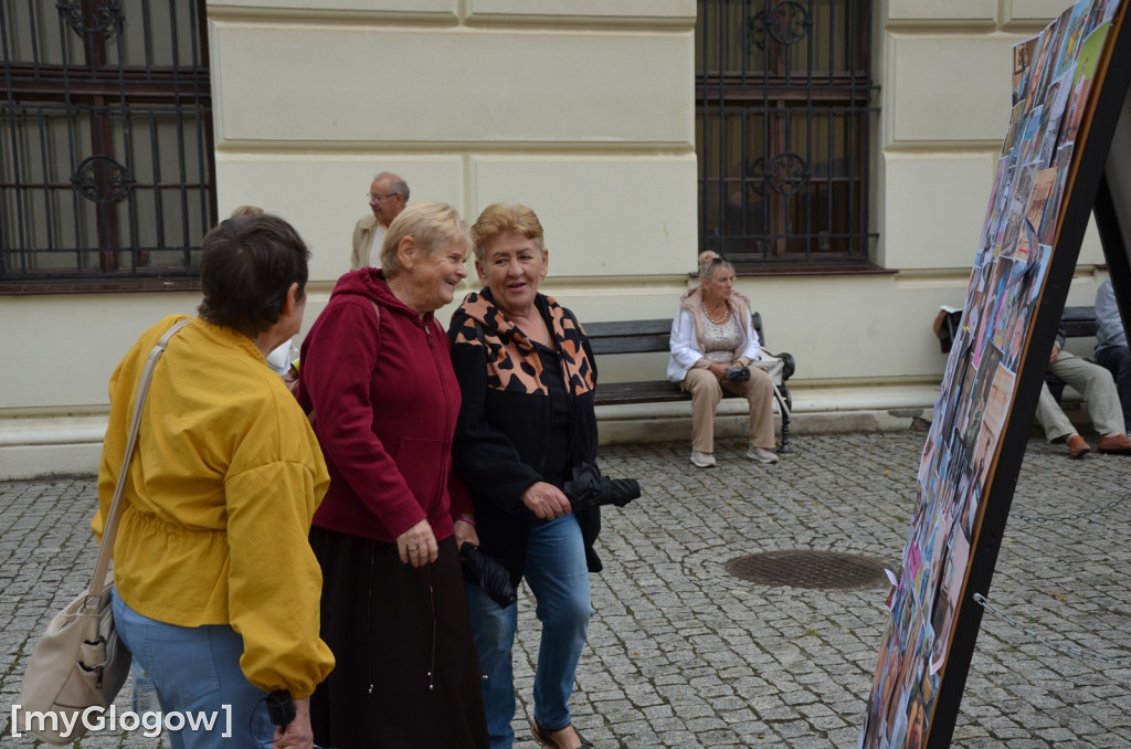 Prywatka jak z lat 80. na głogowskiej starówce. Jest zabawa!