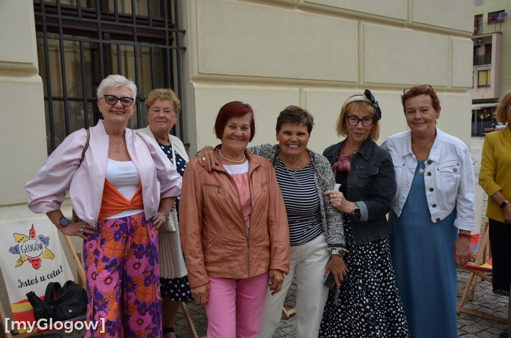 Prywatka jak z lat 80. na głogowskiej starówce. Jest zabawa!