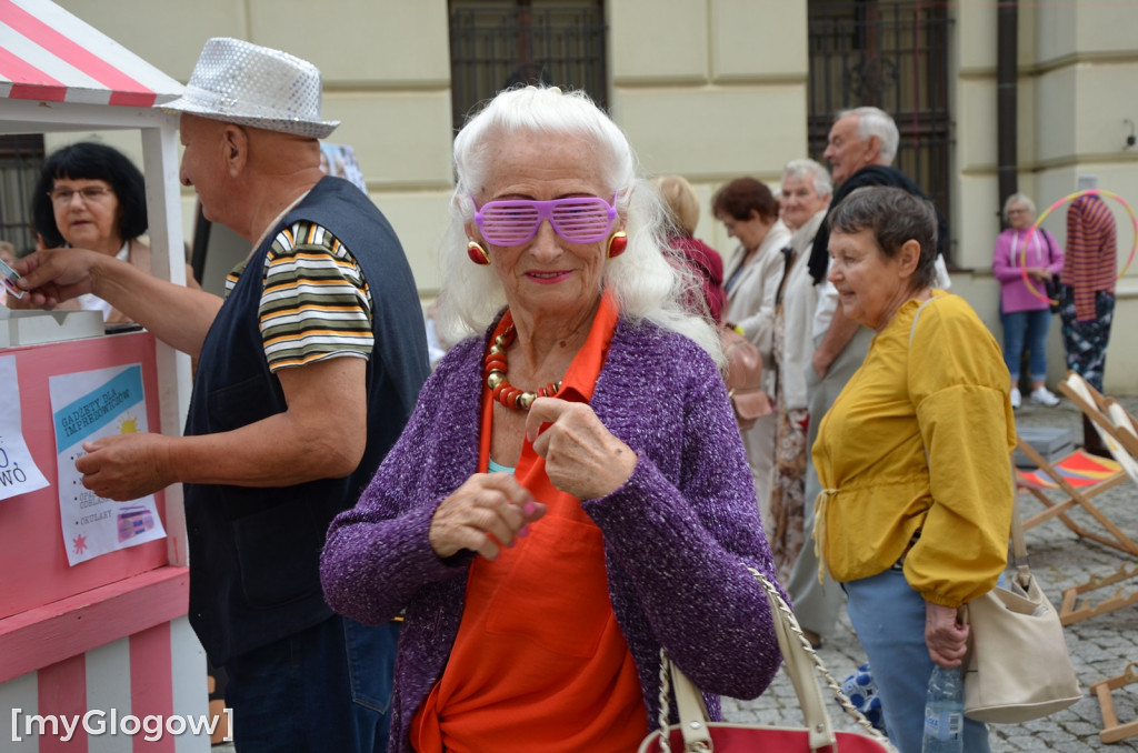 Prywatka jak z lat 80. na głogowskiej starówce. Jest zabawa!