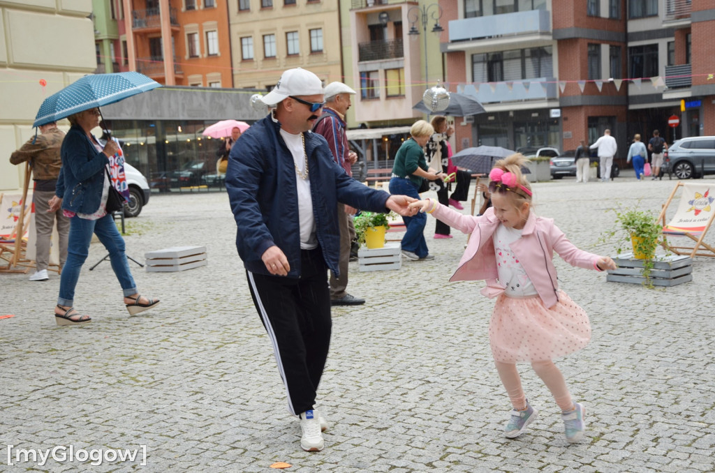 Prywatka jak z lat 80. na głogowskiej starówce. Jest zabawa!