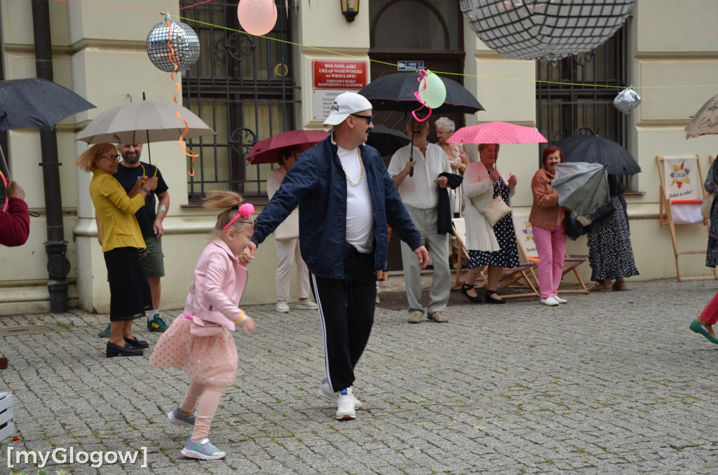 Prywatka jak z lat 80. na głogowskiej starówce. Jest zabawa!