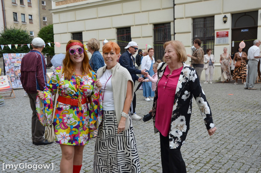 Prywatka jak z lat 80. na głogowskiej starówce. Jest zabawa!