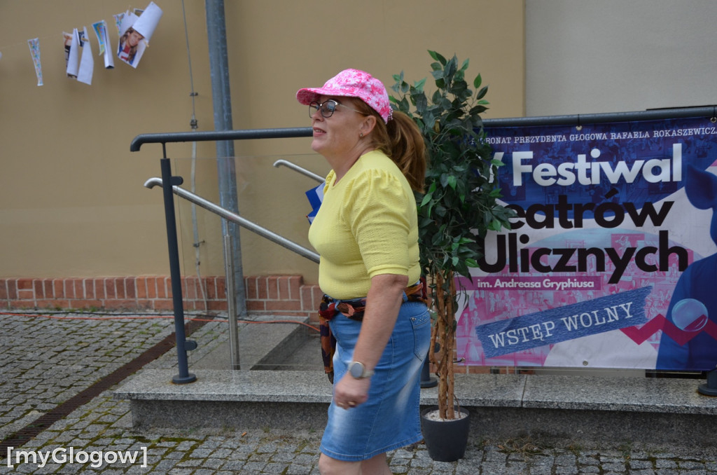 Prywatka jak z lat 80. na głogowskiej starówce. Jest zabawa!