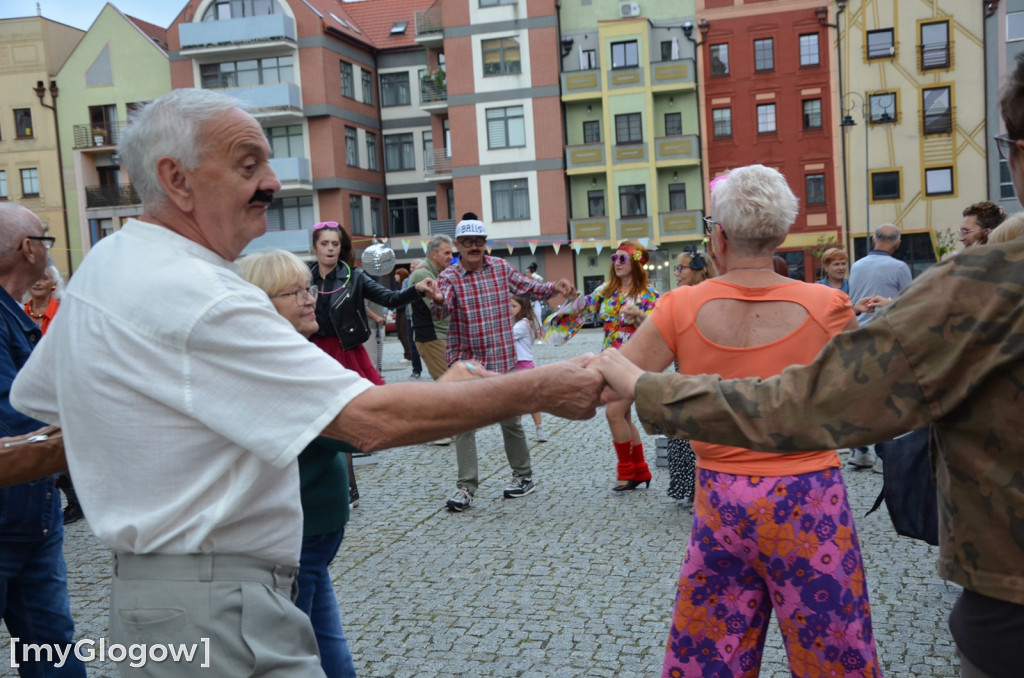 Prywatka jak z lat 80. na głogowskiej starówce. Jest zabawa!