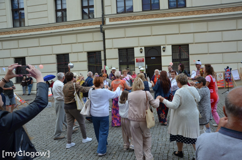 Prywatka jak z lat 80. na głogowskiej starówce. Jest zabawa!