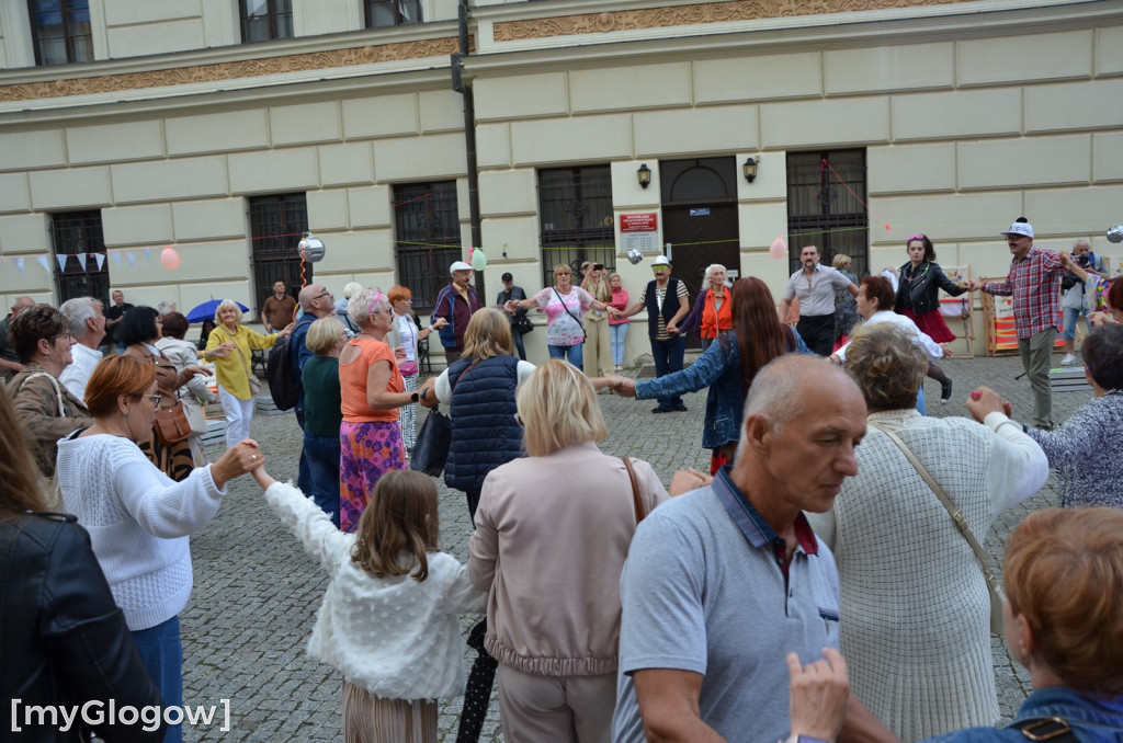 Prywatka jak z lat 80. na głogowskiej starówce. Jest zabawa!
