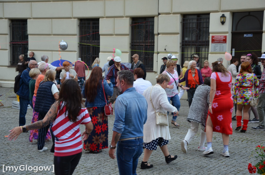 Prywatka jak z lat 80. na głogowskiej starówce. Jest zabawa!