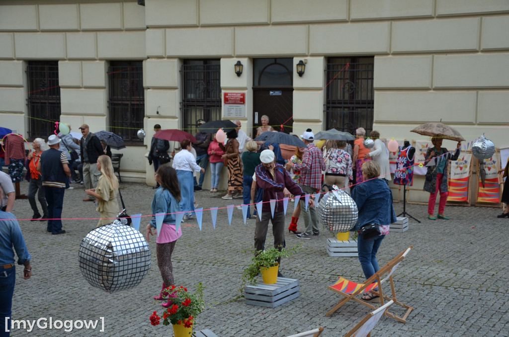 Prywatka jak z lat 80. na głogowskiej starówce. Jest zabawa!