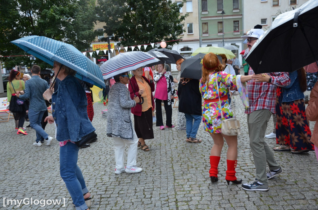 Prywatka jak z lat 80. na głogowskiej starówce. Jest zabawa!