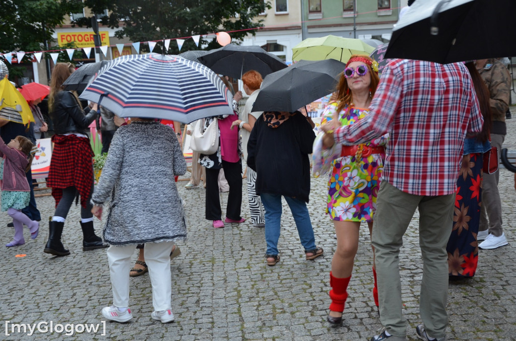 Prywatka jak z lat 80. na głogowskiej starówce. Jest zabawa!