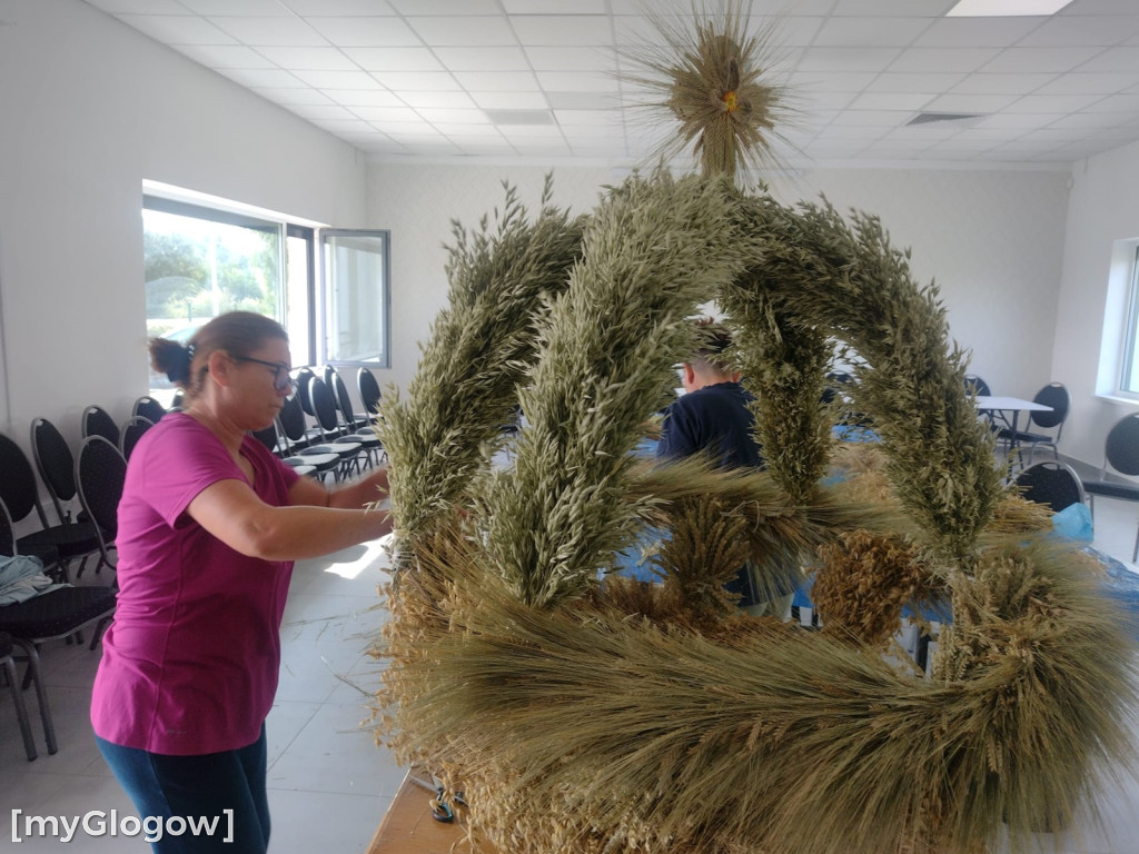 Tak powstaje wieniec dożynkowy we wsi pod Głogowem