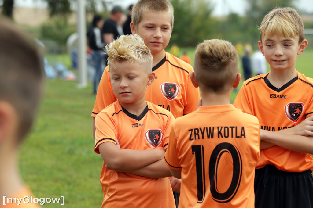 Kopali piłkę i pomagali małemu chłopczykowi