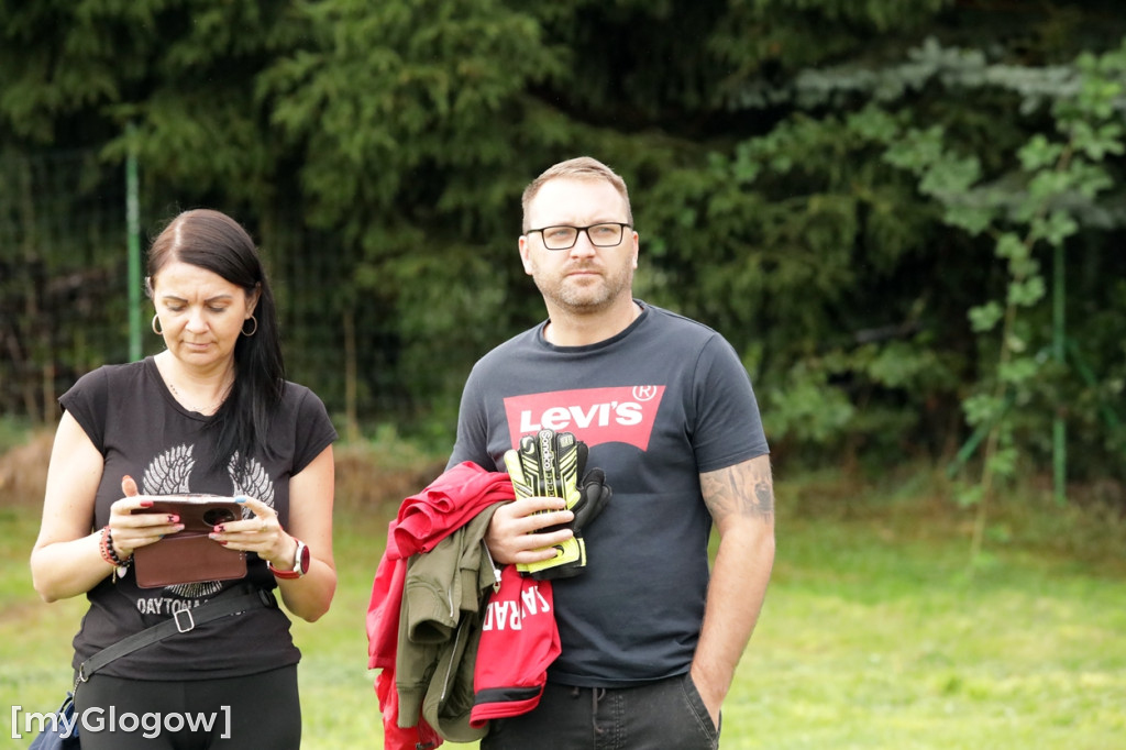 Kopali piłkę i pomagali małemu chłopczykowi